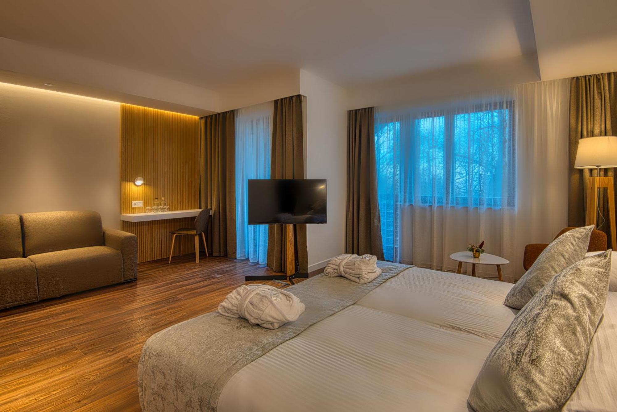 Cardoner Hotel Es Konferenciakoezpont Dobogoko Buitenkant foto