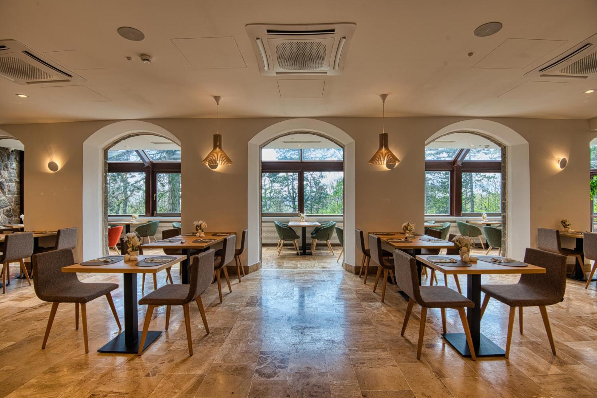 Cardoner Hotel Es Konferenciakoezpont Dobogoko Buitenkant foto