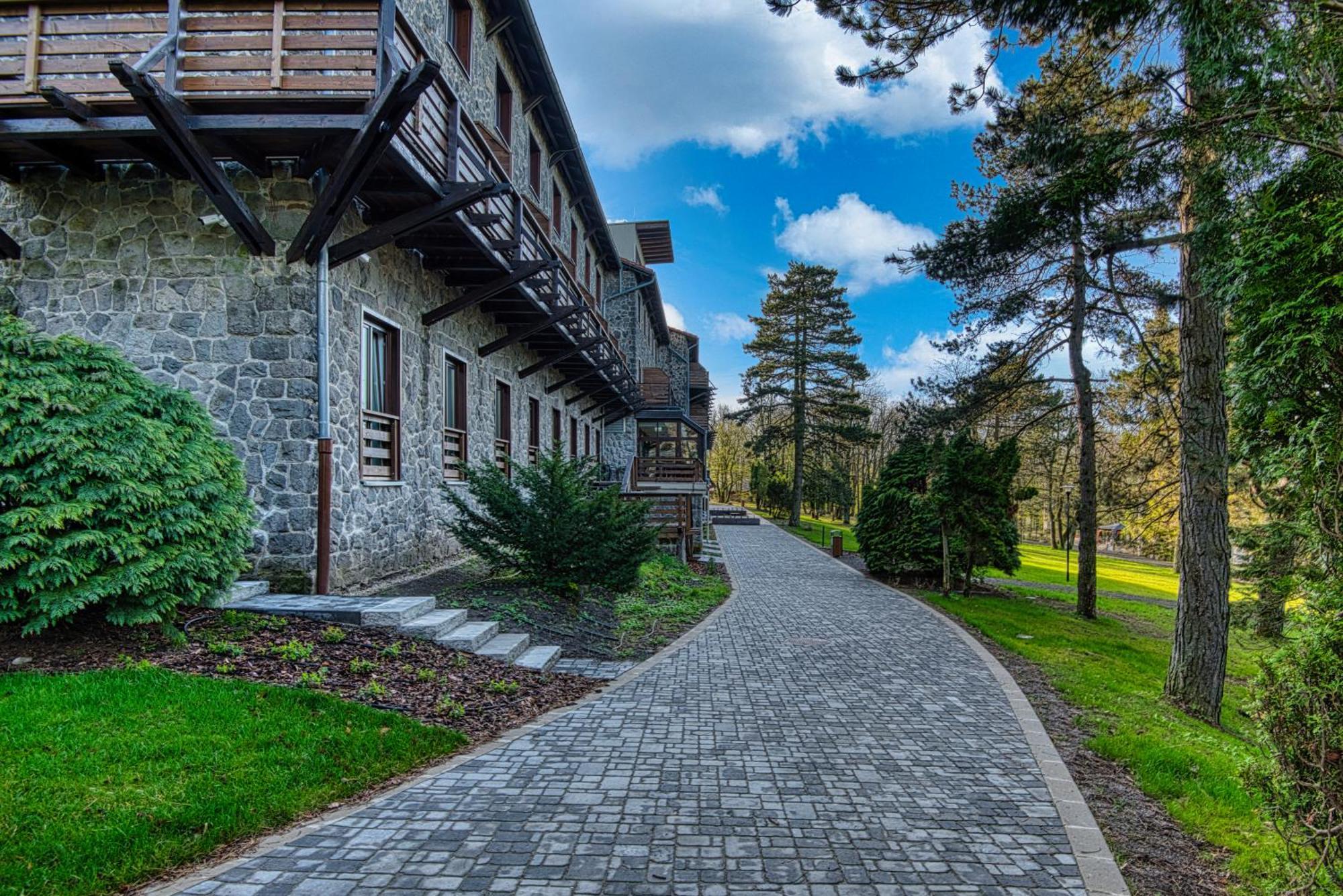 Cardoner Hotel Es Konferenciakoezpont Dobogoko Buitenkant foto